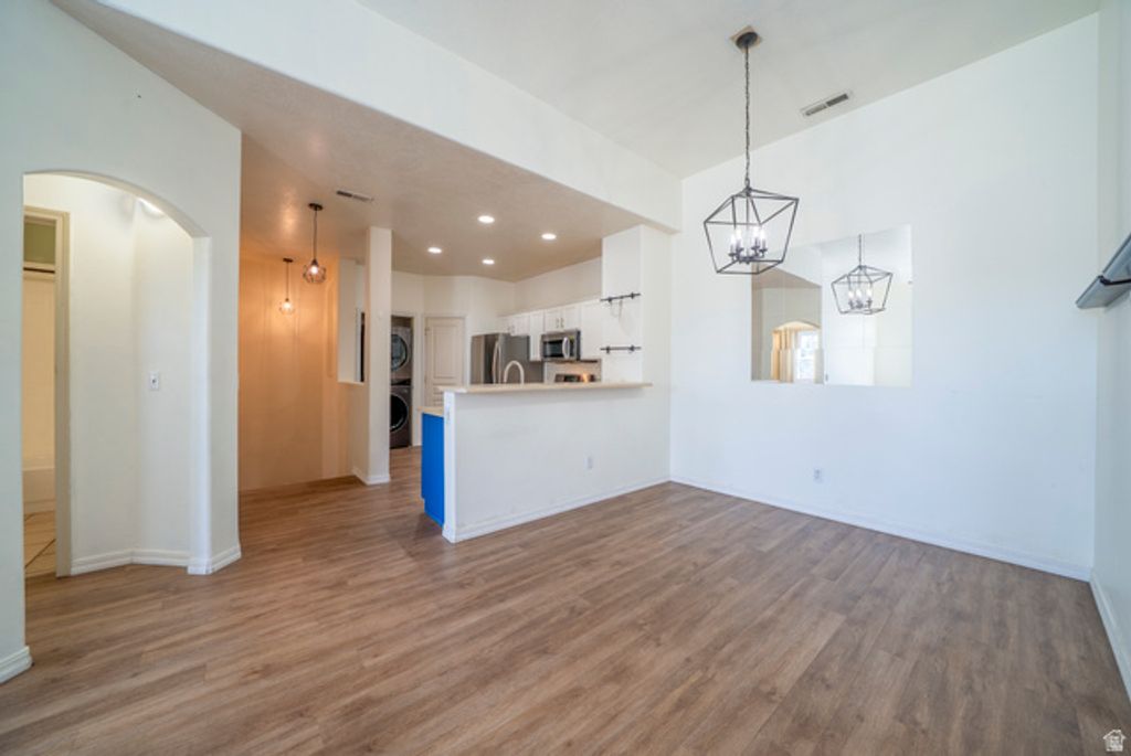 Image 4 of property listing at 986 N SHETLAND LN, Farmington, UT 84025