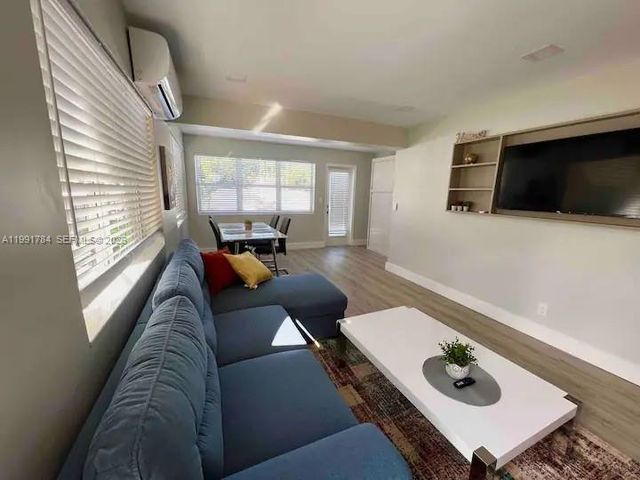 1925 Dewey St, Hollywood, FL 33020