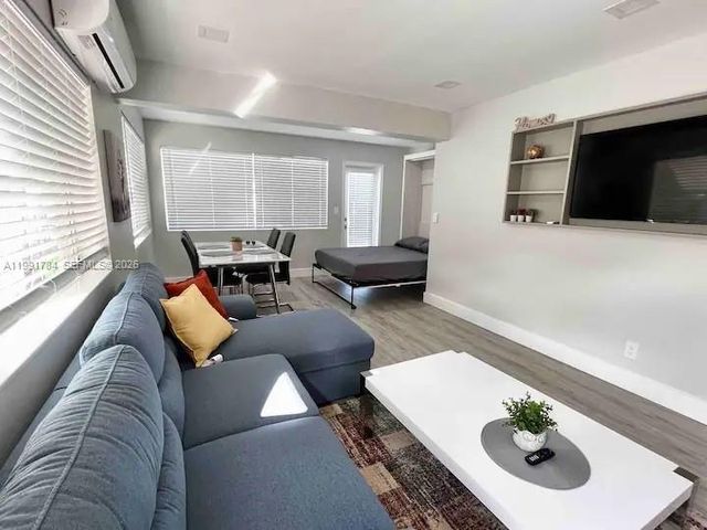 1925 Dewey St, Hollywood, FL 33020