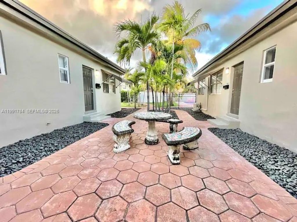 1925 Dewey St, Hollywood, FL 33020