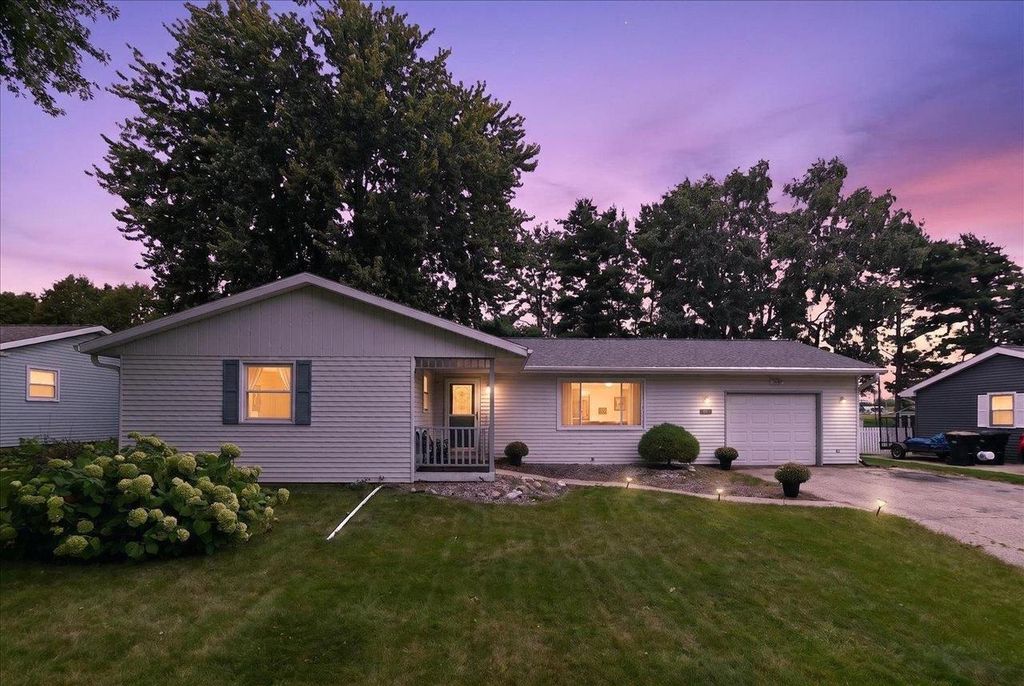 512 Yorktown Road, Deforest, WI 53532