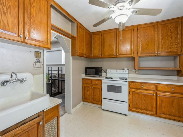 3615 Cambridge Street, Des Moines, IA 50313