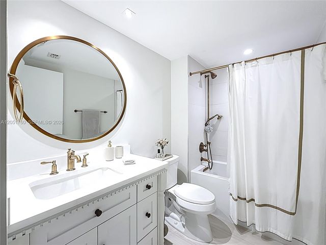 445 Grand Bay Drive 418, Key Biscayne, FL 33149