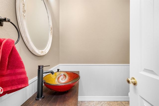 601 Country Club Court, La Grange, TX 78946