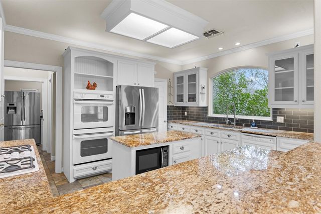 601 Country Club Court, La Grange, TX 78946