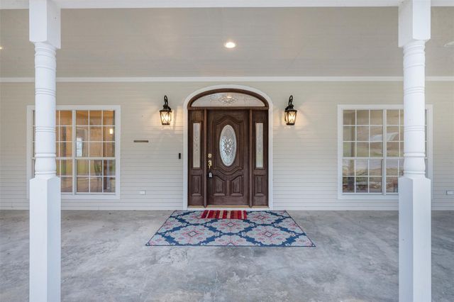 601 Country Club Court, La Grange, TX 78946