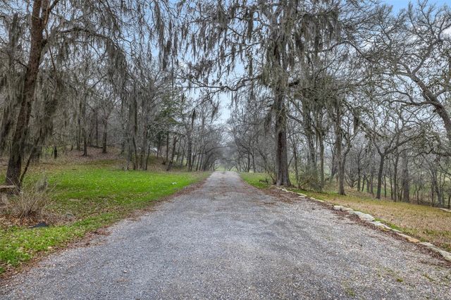 601 Country Club Court, La Grange, TX 78946