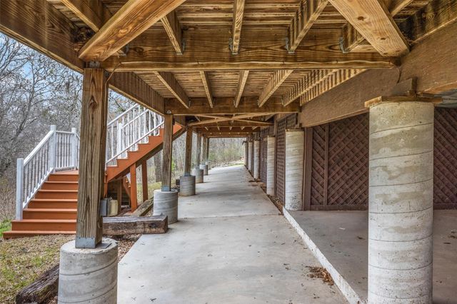 601 Country Club Court, La Grange, TX 78946