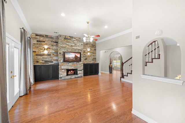 601 Country Club Court, La Grange, TX 78946