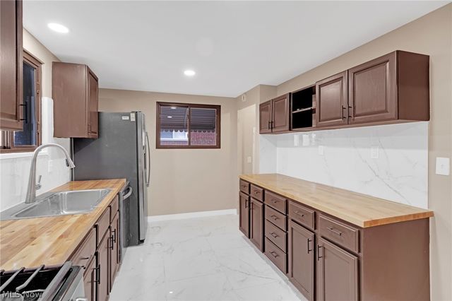 6377 Ledgebrook Drive, Brook Park, OH 44142