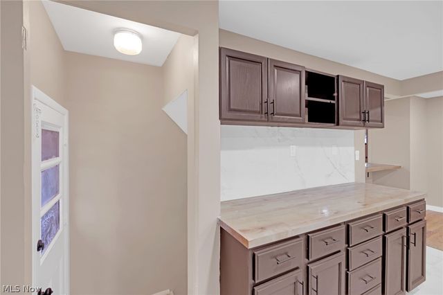 6377 Ledgebrook Drive, Brook Park, OH 44142