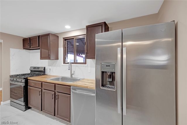 6377 Ledgebrook Drive, Brook Park, OH 44142