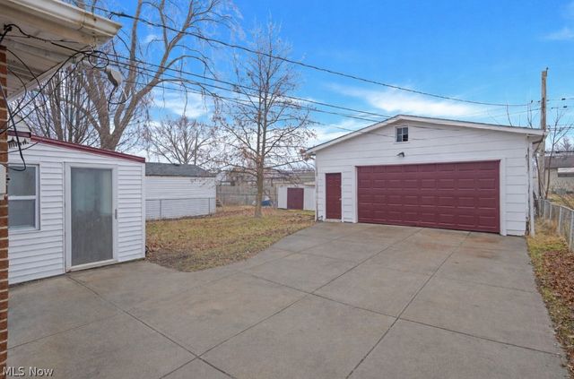 6377 Ledgebrook Drive, Brook Park, OH 44142