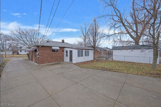 6377 Ledgebrook Drive, Brook Park, OH 44142