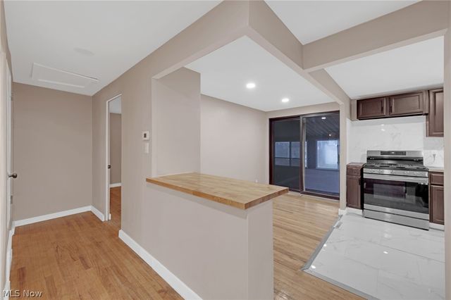 6377 Ledgebrook Drive, Brook Park, OH 44142