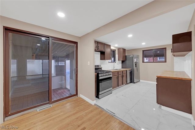 6377 Ledgebrook Drive, Brook Park, OH 44142