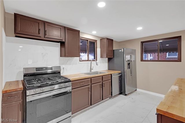 6377 Ledgebrook Drive, Brook Park, OH 44142