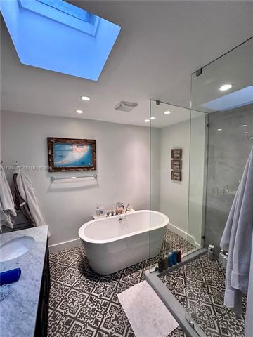 166 HARBOR DR 6B, Key Biscayne, FL 33149