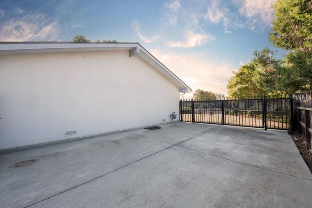 1248 W Mesa Avenue, Fresno, CA 93711