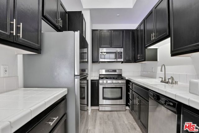 11112 La Maida Street 14, North Hollywood, CA 91601