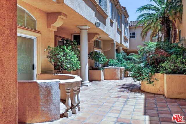 11112 La Maida Street 14, North Hollywood, CA 91601