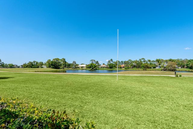 8668 Marlamoor Lane, Palm Beach Gardens, FL 33412