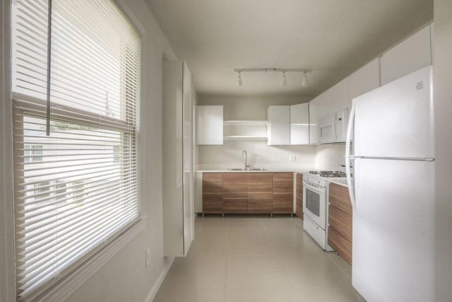 218 E 14th Street, Houston, TX 77008