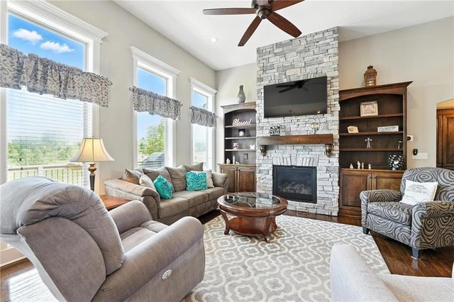 512 Sycamore Road, Greenwood, MO 64034