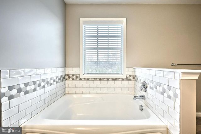 2760 PRIMROSE LN N, York, PA 17404