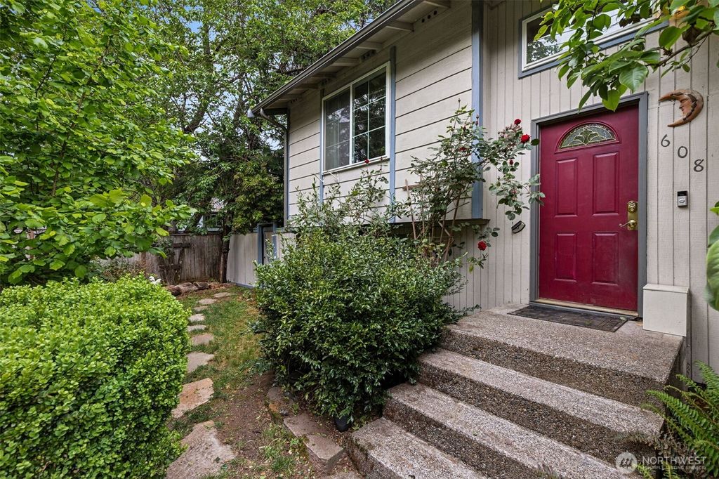 608 School SE, Lacey, WA 98503