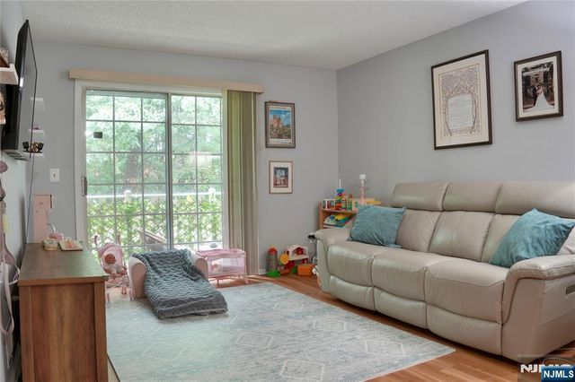 388 Poets Way, Mahwah, NJ 07430