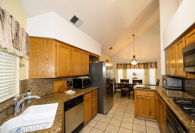 2037 E Decatur Avenue, Fresno, CA 93720