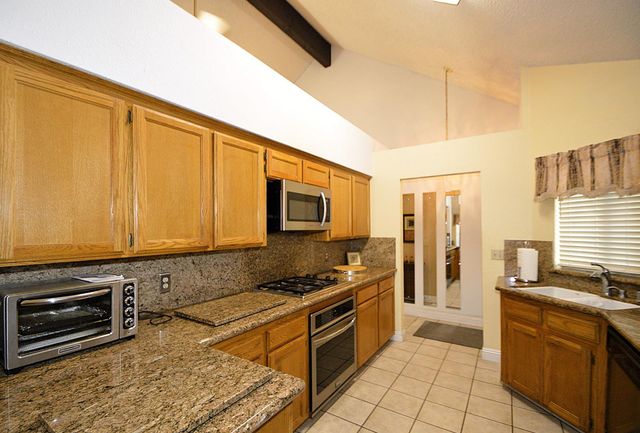 2037 E Decatur Avenue, Fresno, CA 93720