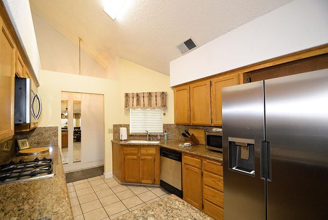 2037 E Decatur Avenue, Fresno, CA 93720