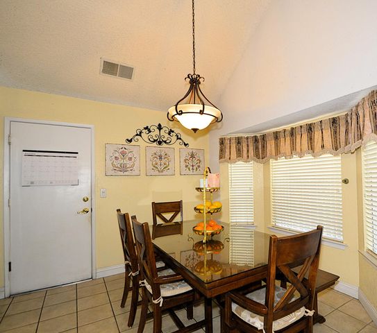 2037 E Decatur Avenue, Fresno, CA 93720