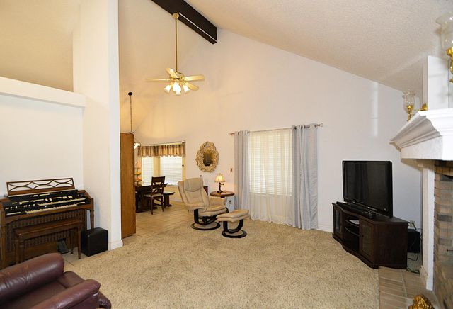 2037 E Decatur Avenue, Fresno, CA 93720