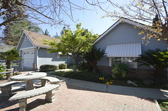 2037 E Decatur Avenue, Fresno, CA 93720