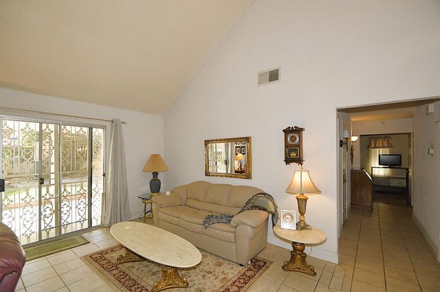 2037 E Decatur Avenue, Fresno, CA 93720