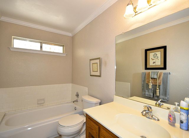 2037 E Decatur Avenue, Fresno, CA 93720