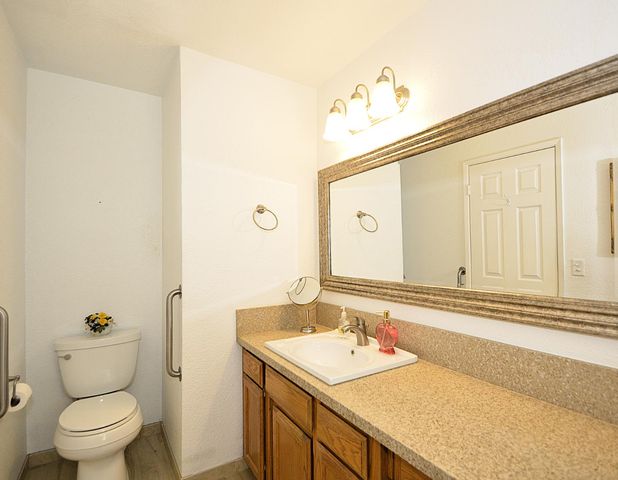 2037 E Decatur Avenue, Fresno, CA 93720