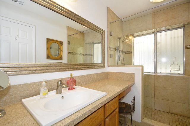 2037 E Decatur Avenue, Fresno, CA 93720