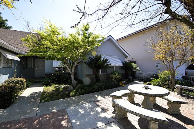 2037 E Decatur Avenue, Fresno, CA 93720