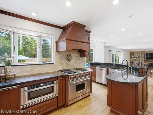 4166 Cherrywood Drive, Troy, MI 48098