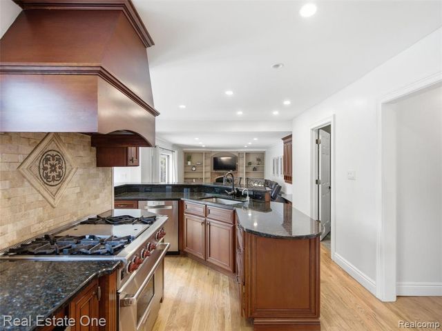 4166 Cherrywood Drive, Troy, MI 48098