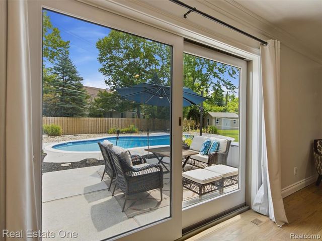 4166 Cherrywood Drive, Troy, MI 48098