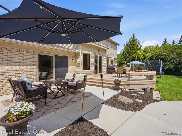 4166 Cherrywood Drive, Troy, MI 48098