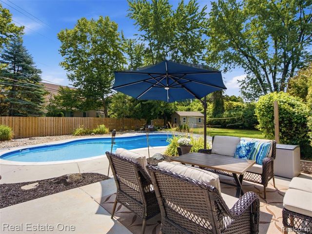 4166 Cherrywood Drive, Troy, MI 48098