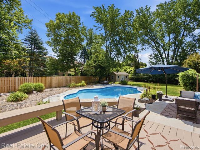4166 Cherrywood Drive, Troy, MI 48098