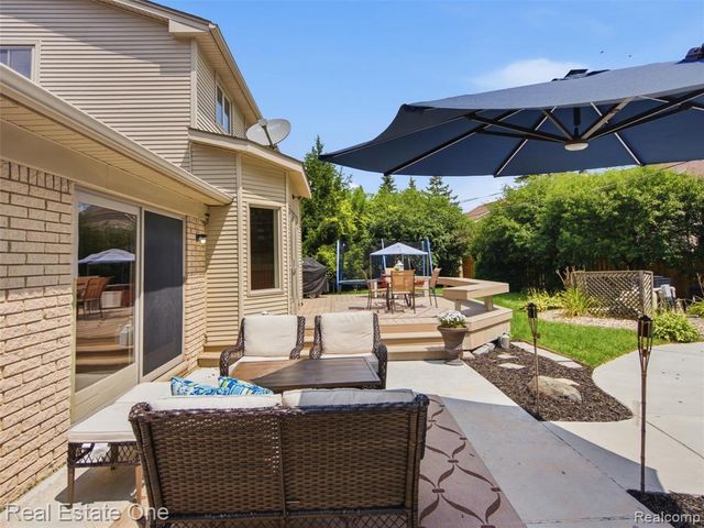 4166 Cherrywood Drive, Troy, MI 48098