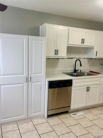 1503 Poplar Street 8, Highland, IL 62249